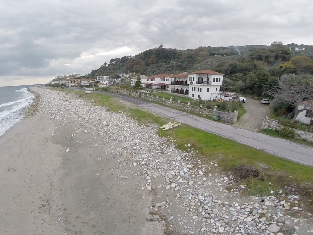 Το χορευτό είναι επίνειο της Zαγοράς, απλωμένο κατά μήκος εκτεταμένης πλατιάς αμμουδιάς