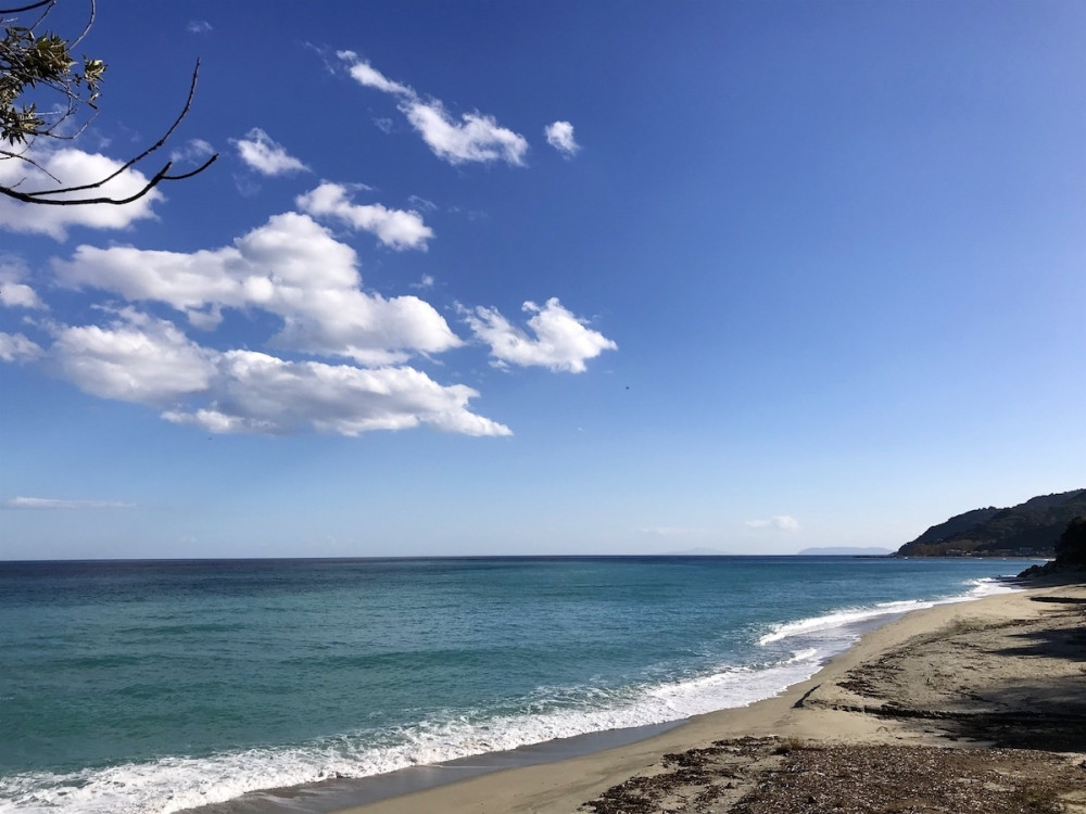 Παρίσαινα είναι παραλία του ανατολικού Πηλίου προς την πλευρά του Αιγαίου.