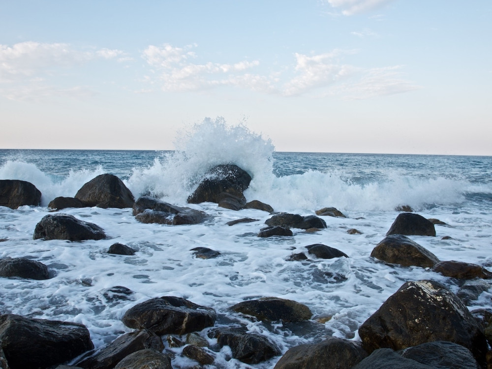 Τα κύματα στην παραλία του Μπάνικα