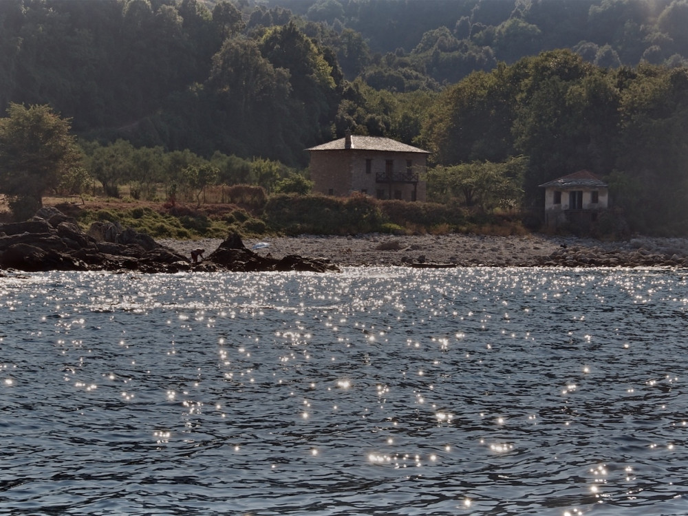 Η παραλία Μπάνικας είναι μια πολύ μικρή παραλία με μεγάλα βότσαλα η πρόσβαση γινεται μόνο με βάρκα ή με τα πόδια
